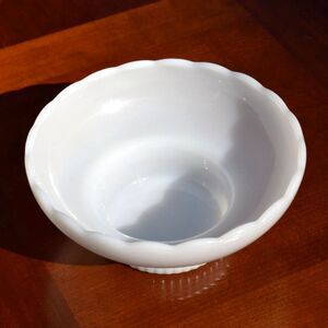 E.O. Brody Vintage Milk Glass Footed Serving Bowl – Scalloped Edge – M2000 – USA